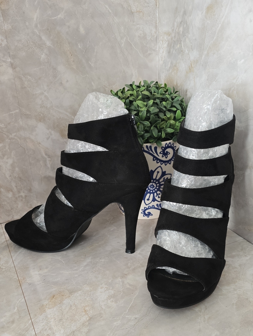 Venus Black Faux Suede Platform Cutout Strappy Heels Peep Toe Size 9